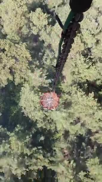 Um helicóptero descarrega água, extingue um incêndio florestal na Austrália. Vista do cockpit de um helicóptero. Uma ameaça à natureza e à humanidade. Vídeo de Orientação de Tela Vertical 9: 16 . — Vídeo de Stock