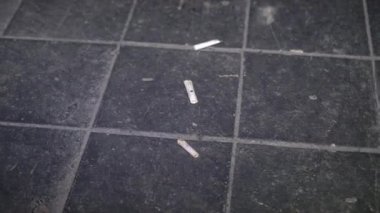 Sigara izmaritleri. Söndürülmüş sigara. Adli polis bilim adamları ipucu ve kanıt arıyor..