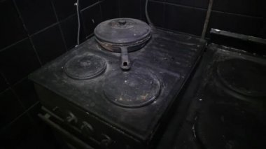 Bir apartmanda ya da apartmanda çıkan yangının sonuçları. Mutfak yangınından sonra yok oldu. Duman duvarları. Kazayla oldu. Ateşin yüksek ateşi