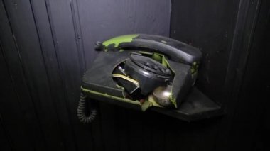 Bir apartmanda ya da apartmanda çıkan yangının sonuçları. Alev odasından sonra yok edildi. Erimiş telefon. Duman duvarları. Kazayla oldu. Ateşin yüksek ateşi