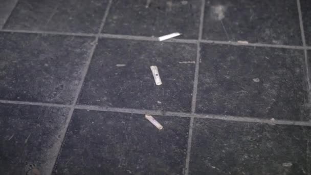 Des mégots de cigarette. Des cigarettes éteintes. Scientifiques de la police scientifique travaillant, à la recherche d'indices et de preuves . — Video