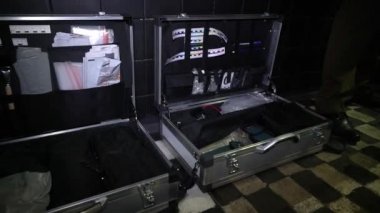 Adli tıp aletleri. Gece kolleksiyonundaki suç mahalinin bir parçası. Adli polis bilim adamları ipucu ve kanıt arıyor. Kan sıçrama analizi.