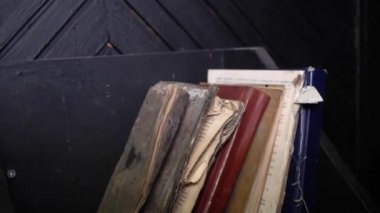 Bir apartmanda ya da apartmanda çıkan yangının sonuçları. Yangından sonra kitaplar. Kazayla oldu. Ateşin yüksek ateşi