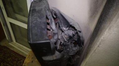 Bir apartmanda ya da apartmanda çıkan yangının sonuçları. Alev odasından sonra yok edildi. Erimiş televizyon. Duman duvarları. Kazayla oldu. Ateşin yüksek ateşi