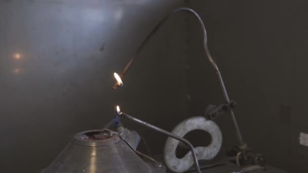 Homem Prepara Para Trabalho Laboratório Com Fogo Eliminação Química Experiências — Vídeo de Stock