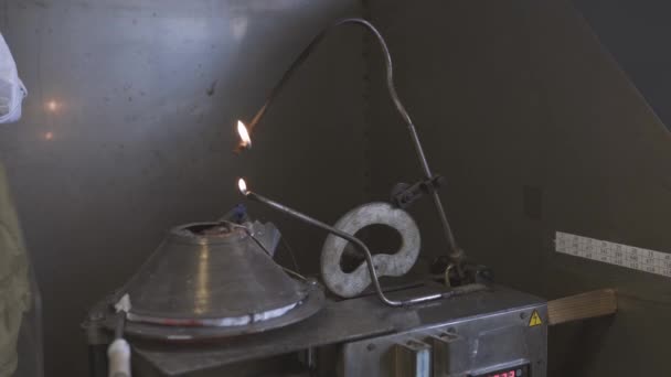 Homem Prepara Para Trabalho Laboratório Com Fogo Eliminação Química Experiências — Vídeo de Stock