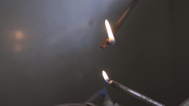 Человек Готовится Лабораторной Работе Огнем Химическая Ликвидация Эксперименты Лаборатории Огнем — стоковое видео