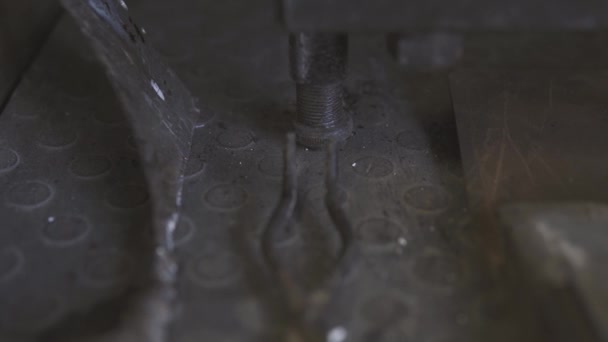 Outil de laboratoire spécial pour maintenir des objets à haute température sur une table en métal. 4k Suivez la mise au point .