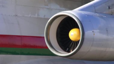 Uçak kapısının önüne park edilmişken, hala çalışan bir jet motoru var..