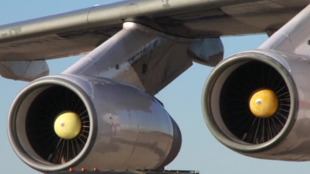 Motore a reazione di un aereo di linea ancora in funzione che ruota mentre l'aereo è parcheggiato al cancello . — Video Stock