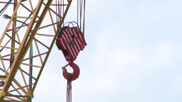 Guindaste e gancho. Gancho um guindaste velho cor amarela enferrujada, Feche o gancho do guindaste para o guindaste aéreo na fábrica. 4k — Vídeo de Stock