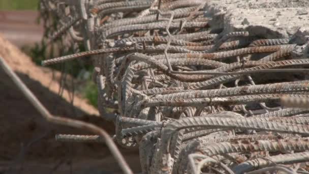 Primer plano de las barras metálicas destruidas después de una explosión o terremoto. Edificios destruidos, carreteras y autopistas 4k — Vídeo de stock