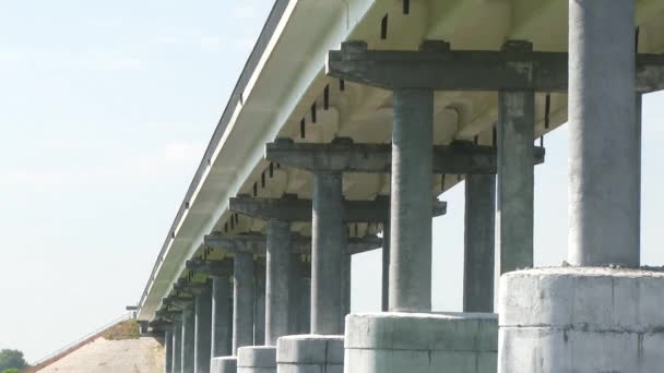 Detalhes de construção de uma ponte de cabo-permanecido tiro de em um dia ensolarado claro 4k — Vídeo de Stock