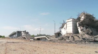 Köprü patlamadan sonra yıkıldı. Patlamış otoyol. Terörist eylemi. Deprem oldu. 4k