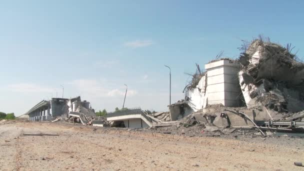 El puente destruido después de la explosión. Autopista explotada. Acto de terrorismo. Terremoto. 4k — Vídeos de Stock