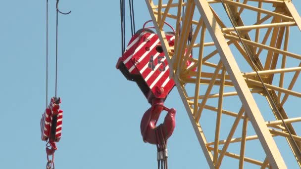 Bangau dan kait. Kaitkan crane tua berkarat warna kuning, Tutup crane hook untuk overhead crane di pabrik. 4k — Stok Video