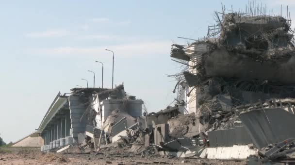 El puente destruido después de la explosión. Autopista explotada. Acto de terrorismo. Terremoto. 4k — Vídeos de Stock