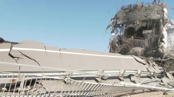 A ponte destruída após a explosão. A auto-estrada explodiu. Acto de terrorismo. Terramoto. 4k — Vídeo de Stock