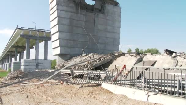 Le pont détruit après l'explosion. Autoroute explosée. Acte de terrorisme. Tremblement de terre. 4k — Video