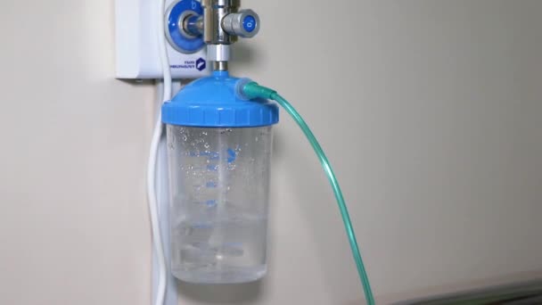 Felszerelés orvosi oxigén tartály és palack szabályozó mérőműszer. Oxigénáramlás-mérő párásító orvosi berendezés — Stock videók