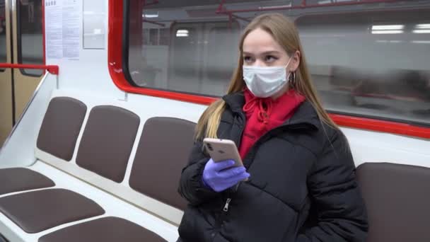 Ung Kvinna Med Medicinsk Ansiktsmask Åker Tunnelbana Skydd Mot Infektion — Stockvideo