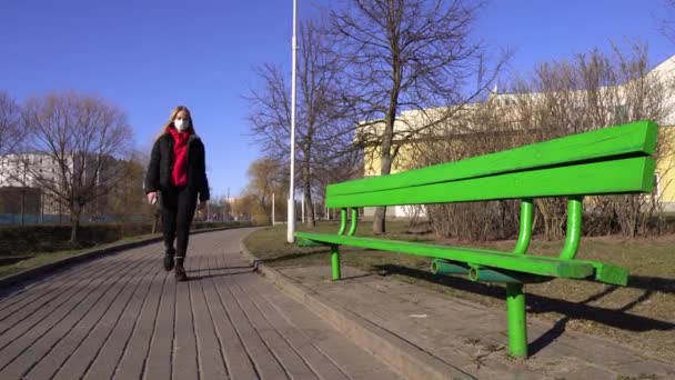 Una Chica Con Una Máscara Protectora Sienta Banco Quita Máscara — Vídeo de stock