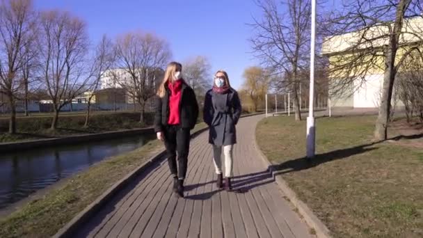 Twee Beste Vriendinnen Hadden Een Wandeling Rivier Lente Tijdens Isolatie — Stockvideo