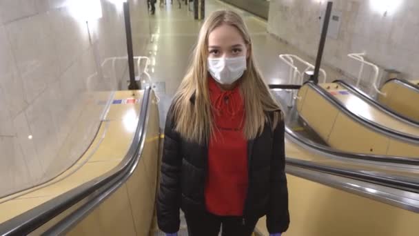 ベンチに座って 地下鉄駅 ウイルス パンデミックコロナウイルスの概念上の公共交通機関を待っている保護滅菌医療面マスクの若い女性 女の子 コロナウイルス検疫Covid — ストック動画