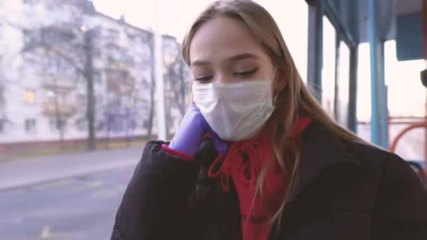 Pandemia Una Giovane Donna Maschera Protettiva Cavalca Sui Mezzi Pubblici — Video Stock