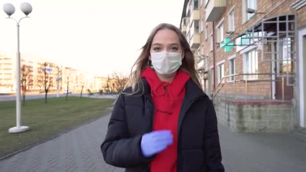 Frau Mit Virenmaske Auf Einer Straße Die Durch Die Stadt — Stockvideo
