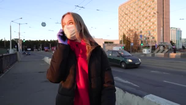 Mujer Joven Con Máscara Protectora Hablando Por Teléfono Calle Ciudad — Vídeos de Stock