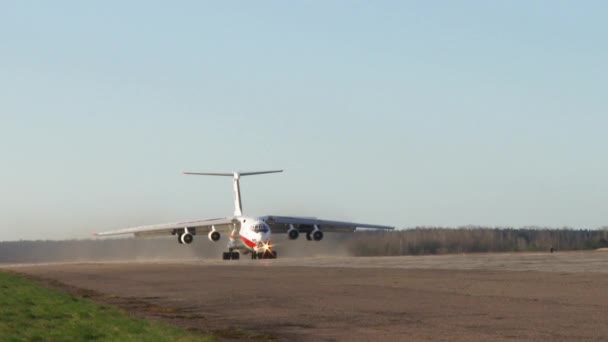 Фронтальный Снимок Посадочной Полосы Аэропорта Самолетом Спускающимся Приземляющимся Направляющимся Камере — стоковое видео