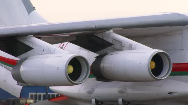 关掉飞机引擎 巨大的喷气式飞机引擎近距离观察向前移动的热气使远方的飞机在后方排成一排 飞机涡轮叶片 喷气式发动机4K — 图库视频影像