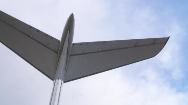 Circular Panning Shot Aircraft Tail Looking Upwards Aircraft Fuselage Tail — Stock Video