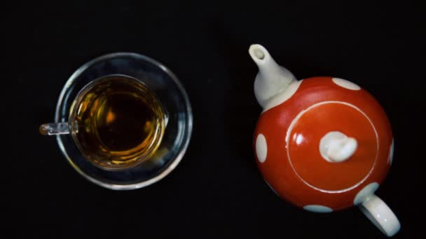Teezeremonie Eine Männliche Hand Säubert Heiße Rote Tupfen Keramik Teekanne — Stockvideo