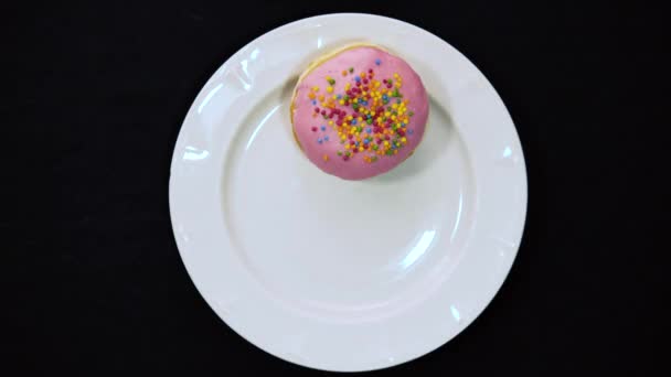 Placa Branca Sobre Fundo Preto Mão Masculina Colocar Deliciosos Donuts — Vídeo de Stock