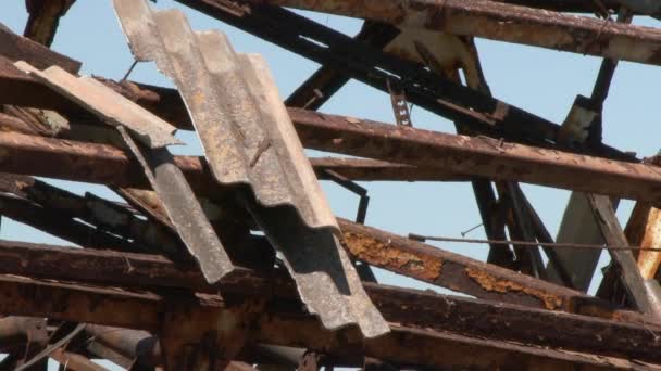 Fragmentos del edificio después de la explosión. Consecuencias de un fuerte viento, terremoto, incendio, desastre natural. Peligroso cayendo viejo techo de pizarra. Edificio abandonado abandonado con techo colapsado 4k — Vídeos de Stock