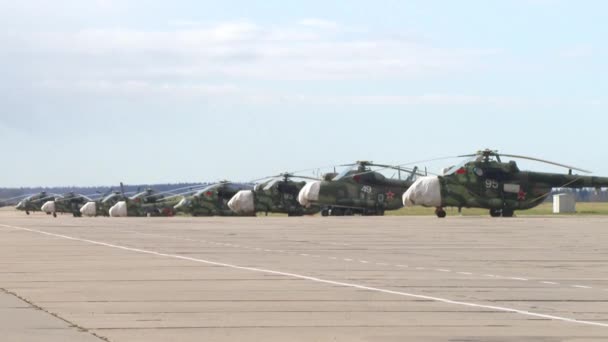 05.09.2020 Minsk, Belarús. Helicópteros militares preparación de equipos para la salida. Desfile de la Fuerza Aérea durante la pandemia de Covid-19. Desfile del Día de la Victoria. Los coches están en la pista listos para la acción 4k — Vídeo de stock