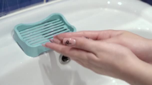 Le mani delle donne prendono il sapone. Lavarsi le mani con acqua tiepida sapone strofinando le dita lavando frequentemente o gel igienizzante. Prevenzione pandemica del coronavirus. Pulizia della pelle da vicino 4k — Video Stock