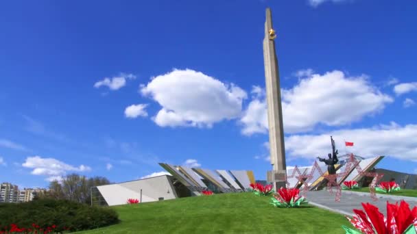 Minsk, Belarus - 9 Mayıs 2020: "Minsk - Kahraman Şehir" Stella ve Büyük Vatanseverlik Savaşı Müzesi. Kahraman Şehri Obelisk, 45 metre yüksekliğinde dikilitaş, Victor Bulvarı. Svislach Nehri 'nin seti — Stok video