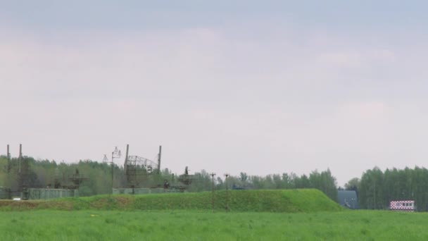 Radar camuffato nella foresta verde che trasmette onde radio per rilevare aerei o navi, oggetti rilevati. Mostrando i risultati della scansione. Ruota spazzando lo spazio aereo con un fascio stretto. Condizioni della città — Video Stock