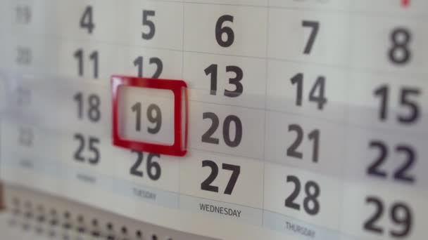 Homme d'affaires doigt poussant marqueur rouge sur la page du calendrier. Doigt poussant marqueur calendrier en papier. Doigt pousser marqueur calendrier en papier sur mai derniers jours. Concept de bureau, conférence, calendrier et autocollant 4k — Video