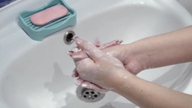 Kadın Elleri, Suyla, Sabunla ve Köpükle Yıkanan Elleri Sabunla Sıcacık suyla Yıkama Parmaklarını Ovalama Sıklıkla Yıkama veya Dezenfektan Jeli. Coronavirus salgını önleme. Deriyi temizliyorum. 4K yakın.