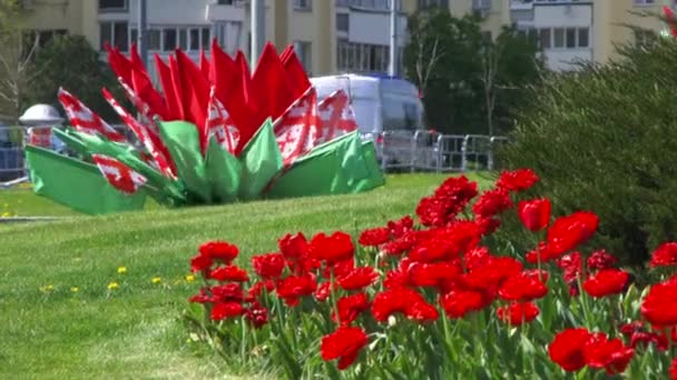 Minsk, Vitryssland 9 maj 2020 - Färgglada flaggor röd grön vit blåser typiskt i vinden de används för dekoration på festivaler i olika europeiska länder. Firande under COVID-pandemin 4k — Stockvideo