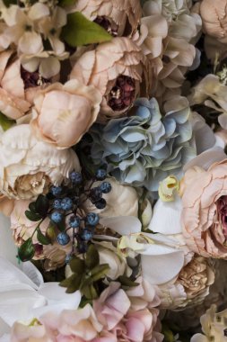 Yumuşak pembe mavi arka planını çiçekler