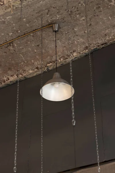 A lâmpada pendurada — Fotografia de Stock