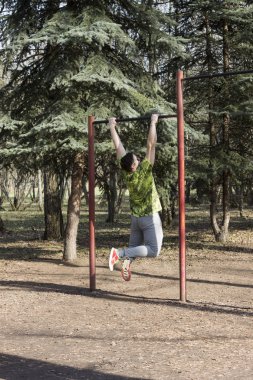 Genç bir adam spor gider