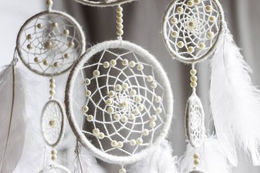 tüylü beyaz rüya yakalayıcı