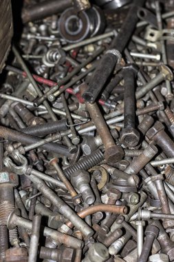 İşte çeşitli metal vidalar, civatalar,