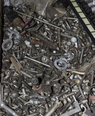 İşte çeşitli metal vidalar, civatalar,